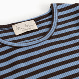 Nærbillede af krave og mærketikette på stribet langærmet T-shirt