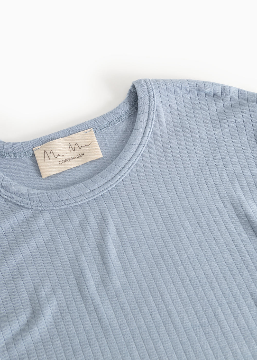 Lyseblå langærmet T-shirt, rund hals og mærkat ved krave