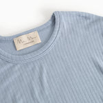Lyseblå langærmet T-shirt, rund hals og mærkat ved krave