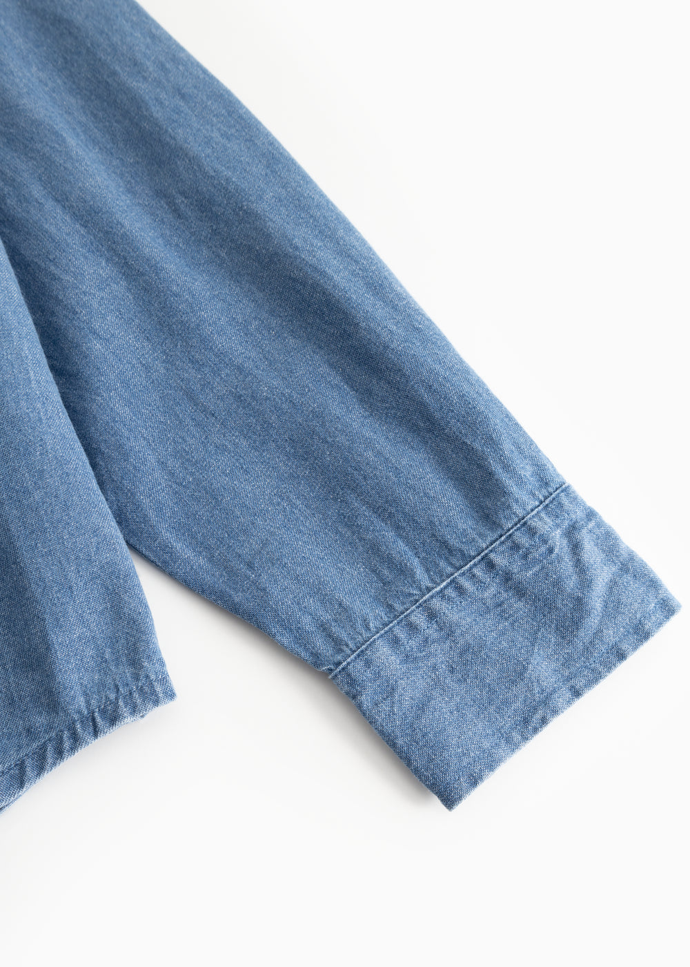 Blå denimskjorte ærmedetalje med manchet og rynket kant ved håndleddet