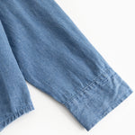 Blå denimskjorte ærmedetalje med manchet og rynket kant ved håndleddet