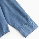 Blå denimskjorte ærmedetalje med manchet og rynket kant ved håndleddet