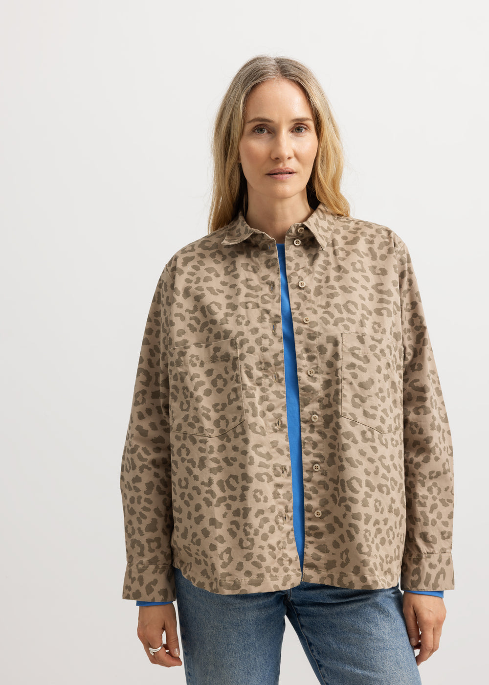 Skjorte med leopardmønster på model, knaplukning foran og lange ærmer