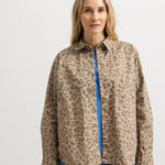 Skjortebluse i brun leopardmønster med knaplukning og blå kant