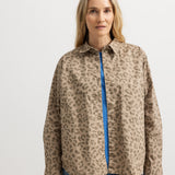 Skjortebluse i brun leopardmønster med knaplukning og blå kant