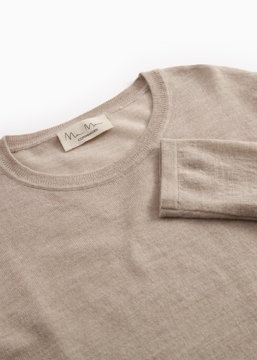 Beige meleret bluse med rund hals, tæt ved halsudskæring og mærke