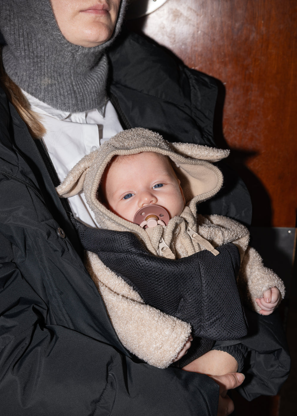 Beige teddyfleece heldragt med hætte og bjørneører, lynlås foran