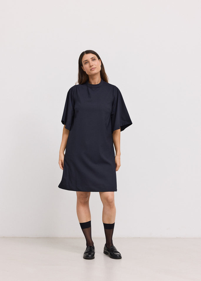 Mørk navy kjole med korte ærmer og rund hals, lige pasform og knælang længde