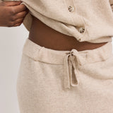 Sandfarvet kashmircardigan med knapper og ribkant ved placket