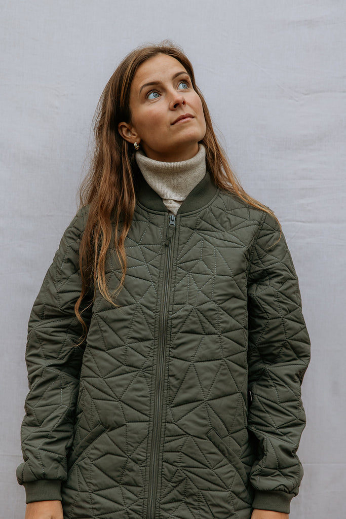 Termojakke i mørkegrøn med lynlås foran og quiltet rombemønster, høj krave og lange ærmer