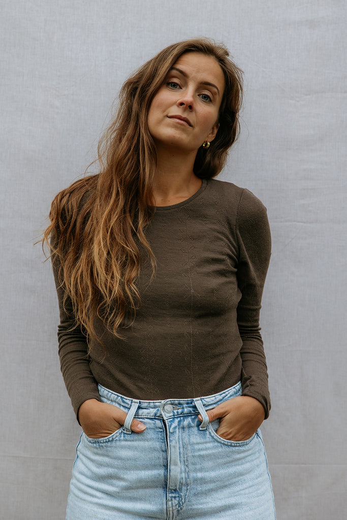 Brun uld pointelle T-shirt med lange ærmer og rund hals