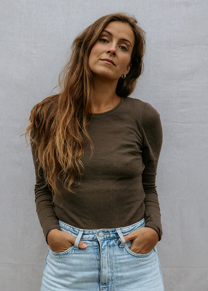 Brun uld pointelle T-shirt med lange ærmer og rund hals