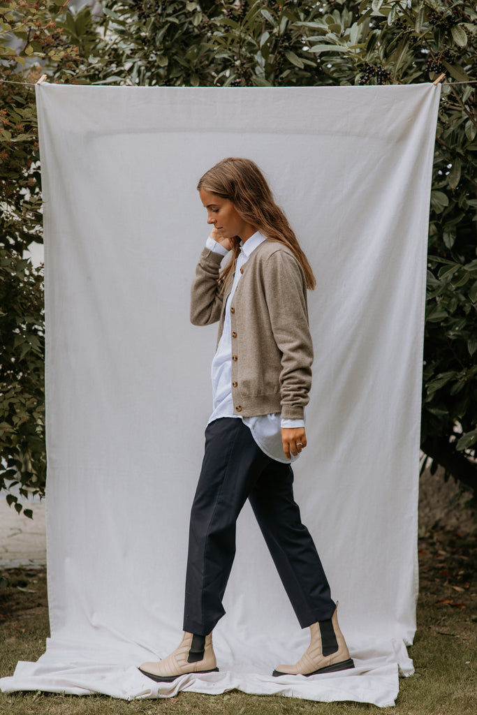 Kvinders beige cardigan med knaplukning og lange ærmer, set fra siden