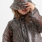 Barn iført leopardmønstret regnfrakke og regnhat.