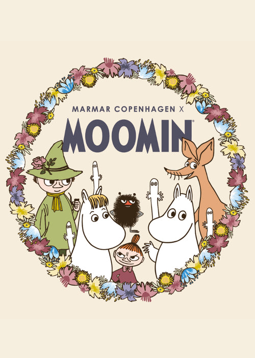 Børnenatøj med Moomin-figurer i blomsterkrans og farverig printgrafik