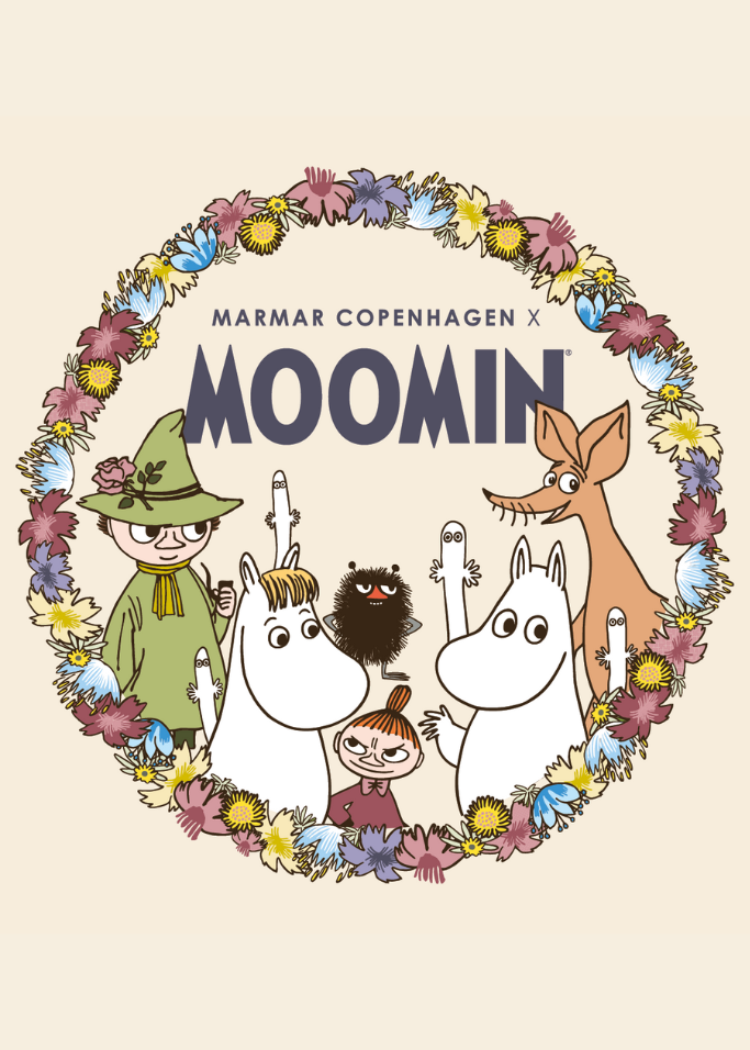 Hat med farverig illustreret Mumi-karakterkrans og blomsterkant
