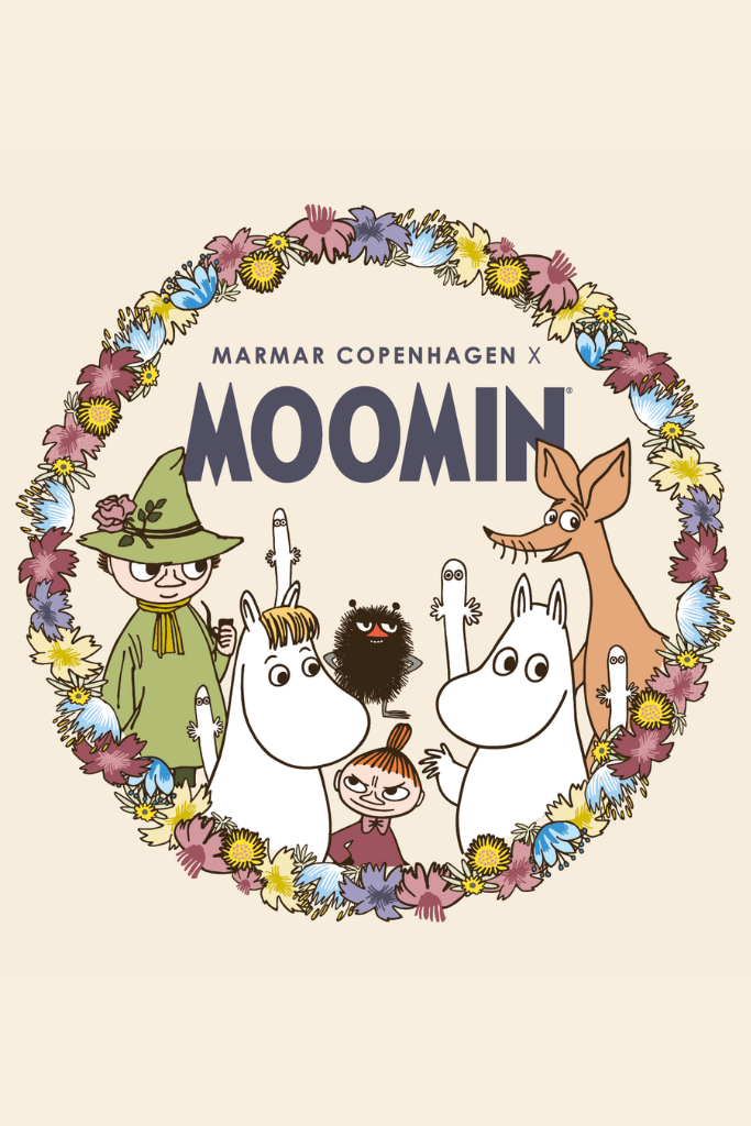 Flyverdragt med farverigt Moomin-print og krans af figurer, MARMAR Copenhagen