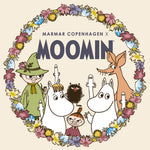 Rund dekoration med Moomin-figurer og blomsterkrans på cremefarvet baggrund